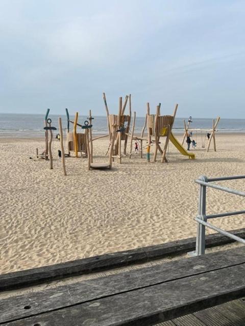 Residentie Aldis Met Zeezicht Oostende Exterior foto